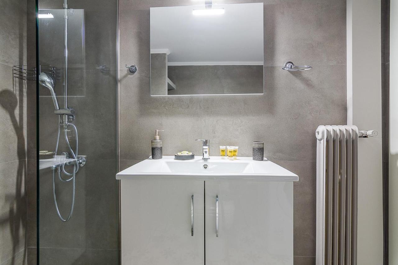 A Modern 2-Bedroom Apartment Near Areios Pagos Atenas Exterior foto