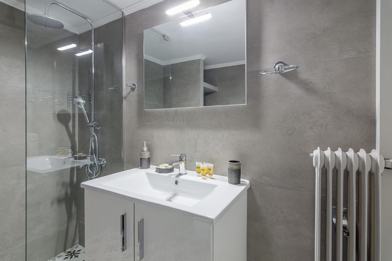 A Modern 2-Bedroom Apartment Near Areios Pagos Atenas Exterior foto